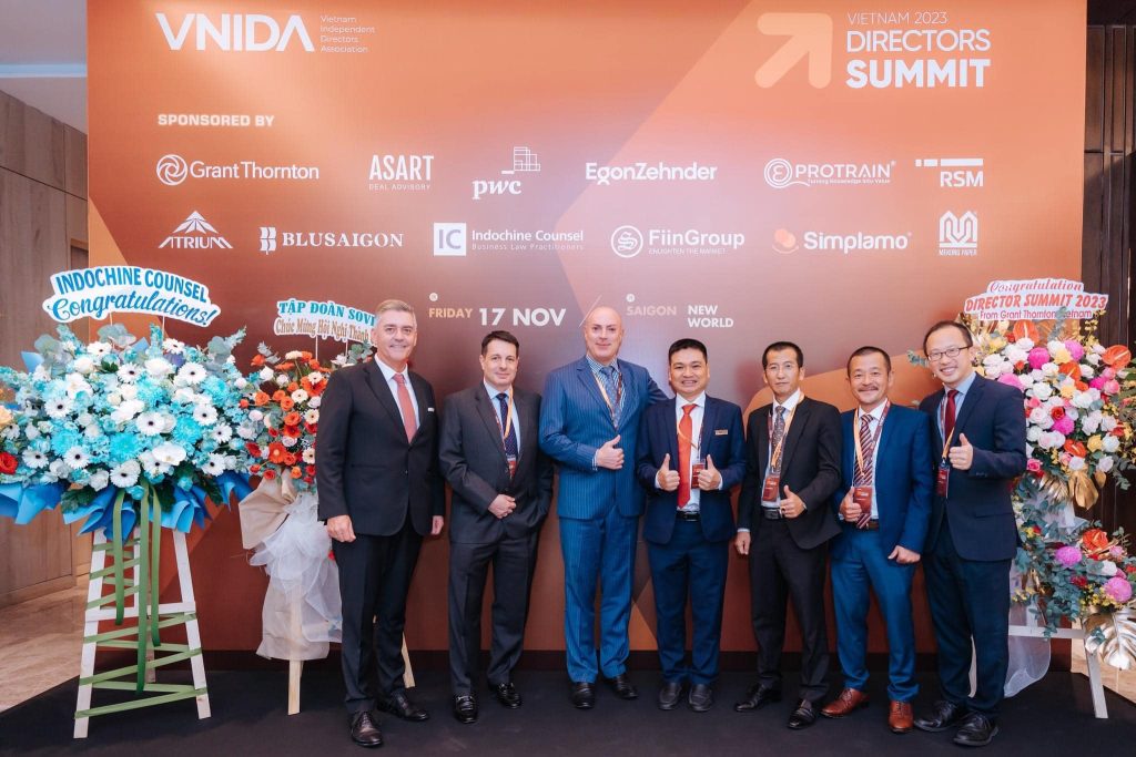 Ban lãnh đạo VNIDA và đại diện nhà tài trợ tại Vietnam Directors Summit